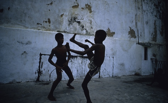 foto de dois garotos jogando capoeira